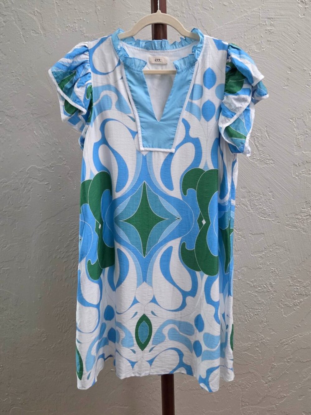 D44. Women's Vibrant Summer Dress With Flutter Sleeves